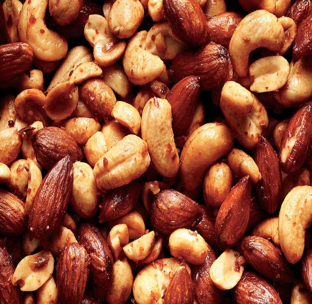 কাঠবাদাম, বাদাম, কাঁচা-বীজ, জলপাই, ব্রকলি ও পালং শাকে পর্যাপ্ত পরিমাণে ভিটামিন-ই রয়েছে যা ডার্ক সার্কল দূর করে। Photo Source: Collected