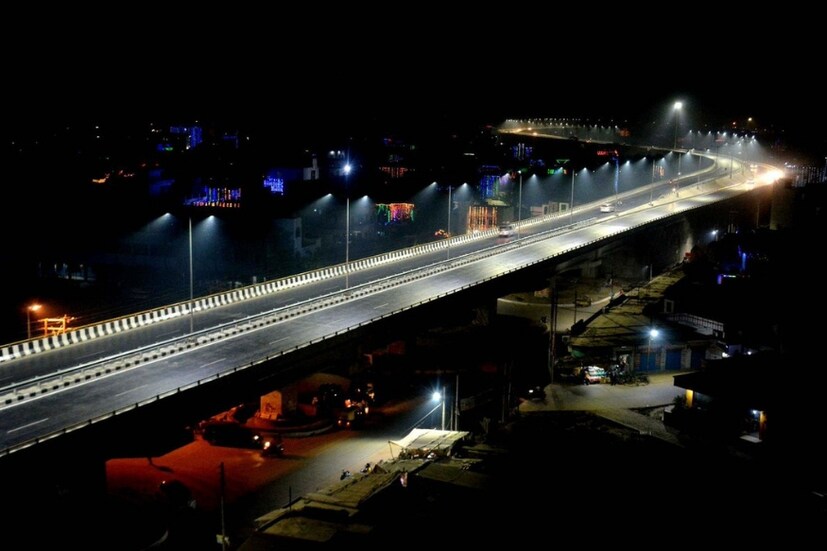 বারাণসীতে একটি অভ্যন্তরীণ জলসরবরাহকারী প্রকল্প ও দুটি দুটি সুবিশাল জাতীয় সড়কের উদ্বোধন করবেন প্রধানমন্ত্রী নরেন্দ্র মোদি । দুটি সড়কের যুগ্ম দৈর্ঘ্য ৩৪ কিলোমিটার ও নির্মাণকাজে খরচ হয়েছে প্রায় ১,৫৭১.৯৫ কোটি টাকা । ১৬.৫৫ কি.মি. বারাণসী রিং রোড ফেস-১ বানাতে খরচ হয়েছে প্রায় ৭৫৯.২৬ কোটি টাকা । ৫৬ নং জাতীয় সড়কে বাবতপুর বারাণসী কানেক্টেড সড়কটি বানাতে খরচ হয়েছে ৮১২.৫৯ কোটি টাকা।