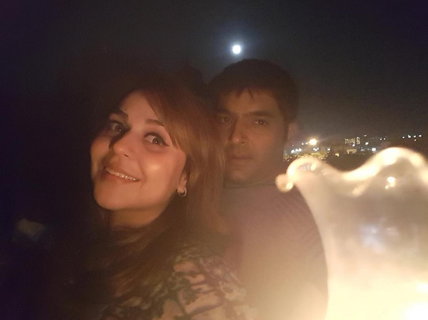 ২০১৭ সালে গিন্নি ছত্রথকে নিজের বান্ধবী হিসেবে সোশ্যাল মিডিয়ায় পরিচয় দেন কপিল। তারপর থেকে প্রায়শই তাঁদেরকে একসঙ্গে দেখা যেত। (Photo: Instagram) ২০১৭ সালে গিন্নি ছত্রথকে নিজের বান্ধবী হিসেবে সোশ্যাল মিডিয়ায় পরিচয় দেন কপিল। তারপর থেকে প্রায়শই তাঁদেরকে একসঙ্গে দেখা যেত। (Photo: Instagram)