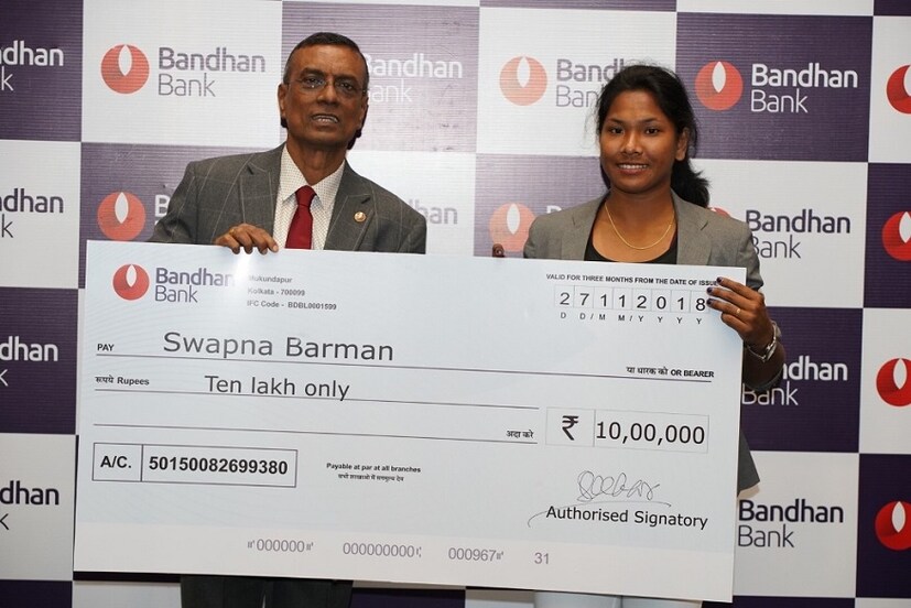 এদিন স্বপ্নার হাতে দশ লক্ষ টাকা তুলে দেওয়া হয় বন্ধন ব্যাঙ্কের তরফে ৷ 