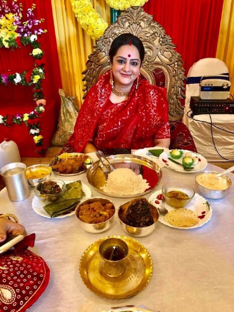 ২. দুর্গাপুজোর ঠিক আগে শ্বশুরবাড়ি থেকে দেওয়া হয়েছিল সাধ ৷ বাঙালি বাড়ির নিয়ম অনুযায়ী সন্তান সম্ভবা প্রসূতিকে তার শাশুরি প্রথমে সাধ মিটিয়ে খাবার খাওয়ান। তাতে পঞ্চব্যঞ্জন-সহ যা যা হবু মায়ের প্রিয় সবই থাকে। মনে করা হয় সেই খাবার চেটেপুটে খায় আগত সন্তানও। ছবি: ট্যুইটার ৷
