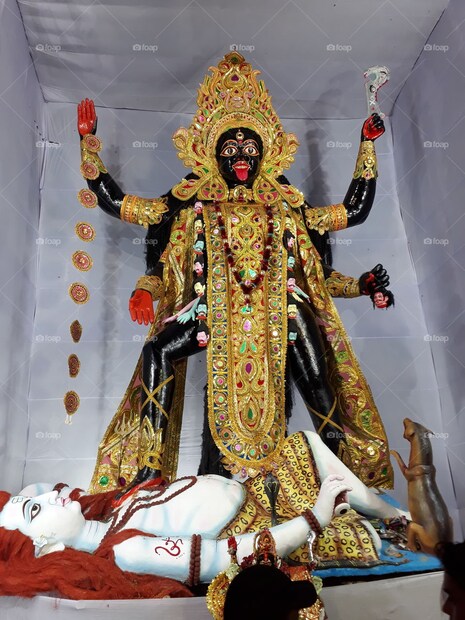 ক্লাব থেকে পাড়া, বারোয়ারি থেকে সর্বজনীন, বাড়ির পুজো থেকে বিভিন্ন মন্দিরে শক্তিরূপিনী দেবীর আরাধনা করে থাকেন মানুষ ৷ ছবি সংগৃহীত ৷