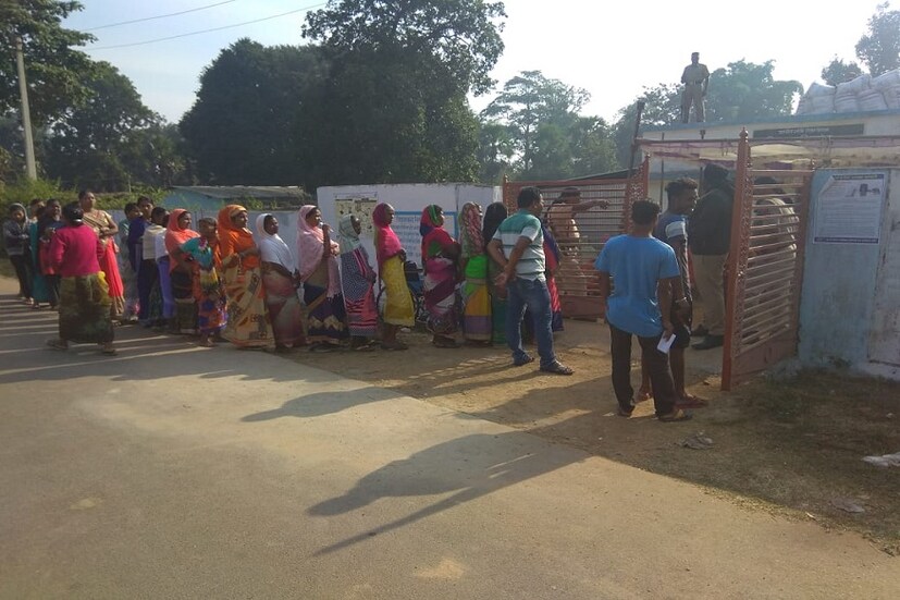 দান্তেওয়াড়ায় মাওবাদী হামলায় মৃত্যু হয়েছিল চিত্রসাংবাদিক অচ্যুতানন্দ সাহু । সেই ছবি দেখে শিউড়ে উঠেছিল গোটা দেশ।সেই দান্তেওয়াড়াতেই ভোটের দিন দেখা গেল অন্য চিত্র। মাও-আতঙ্ককে উপেক্ষা করেই পোলিং বুথে লম্বা লাইন দিলেন ভোটাররা। (Photo: Network18)