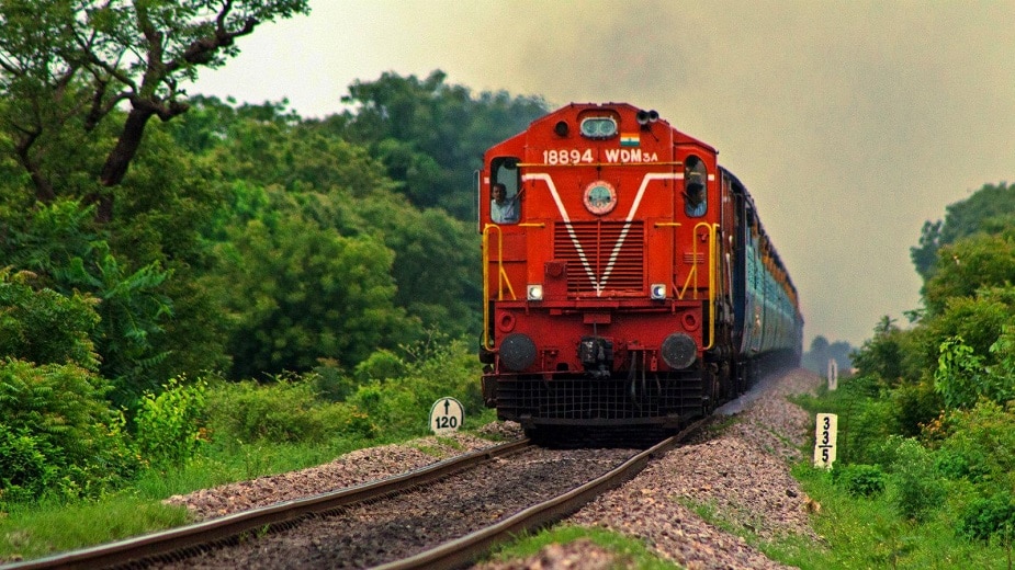 • গতকাল ১৪ নভেম্বর দিল্লির সফদরগঞ্জ থেকে যাত্রা শুরু করবে শ্রী রামায়ণ এক্সপ্রেস। ৮০০ আসন বিশিষ্ট এই ট্রেনটি রামনামে জড়িত তীর্থভূমিগুলি ছুঁয়ে ১৬দিন পর পৌঁছবে রামেশ্বর। পুরাণ মতে, এখান থেকেই সেতুবন্ধন হয়েছিল লঙ্কার উদ্দেশ্য। এখানেই তীর্থযাত্রা শেষ নয়। রেল যেহেতু শ্রীলঙ্কায় পৌঁছতে পারবে না ৷ • গতকাল ১৪ নভেম্বর দিল্লির সফদরগঞ্জ থেকে যাত্রা শুরু করবে শ্রী রামায়ণ এক্সপ্রেস। ৮০০ আসন বিশিষ্ট এই ট্রেনটি রামনামে জড়িত তীর্থভূমিগুলি ছুঁয়ে ১৬দিন পর পৌঁছবে রামেশ্বর। পুরাণ মতে, এখান থেকেই সেতুবন্ধন হয়েছিল লঙ্কার উদ্দেশ্য। এখানেই তীর্থযাত্রা শেষ নয়। রেল যেহেতু শ্রীলঙ্কায় পৌঁছতে পারবে না ৷