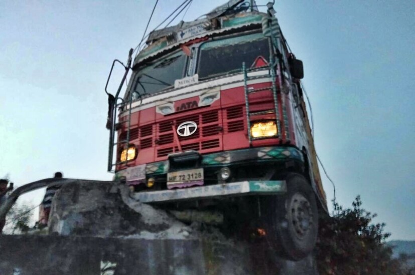 ভয়ঙ্কর এক দুর্ঘটনা ৷ LPG সিলিন্ডার ভর্তি ট্রাক NH ৫০৩ এ ট্রাক ধর্মশালা যাওয়ার পথে উল্টে গিয়েই বিপত্তি ঘটেছে ৷ 