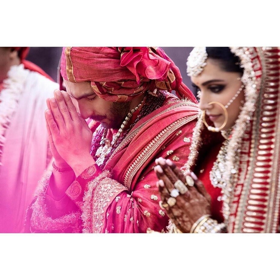 •• তবে সিন্ধি মতে বিয়ের পরের দিন মাত্র দুটি ছবিই সোশ্যাল মিডিয়ায় পোস্ট করেছিলেন দীপিকা ও রণবীর ৷ ছবি: ইনস্টাগ্রাম ৷ •• তবে সিন্ধি মতে বিয়ের পরের দিন মাত্র দুটি ছবিই সোশ্যাল মিডিয়ায় পোস্ট করেছিলেন দীপিকা ও রণবীর ৷ ছবি: ইনস্টাগ্রাম ৷