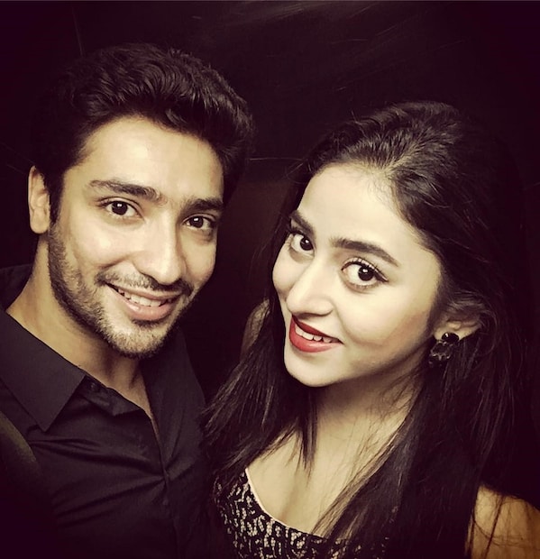 •• আজ থেকে এক বছর আগে এক্কেবারে খাঁটি বাঙালি রীতি নীতি মেনে বিয়েটা সেরেছিলেন এই তারকা যুগল ৷ ছবি: ইনস্টাগ্রাম ৷