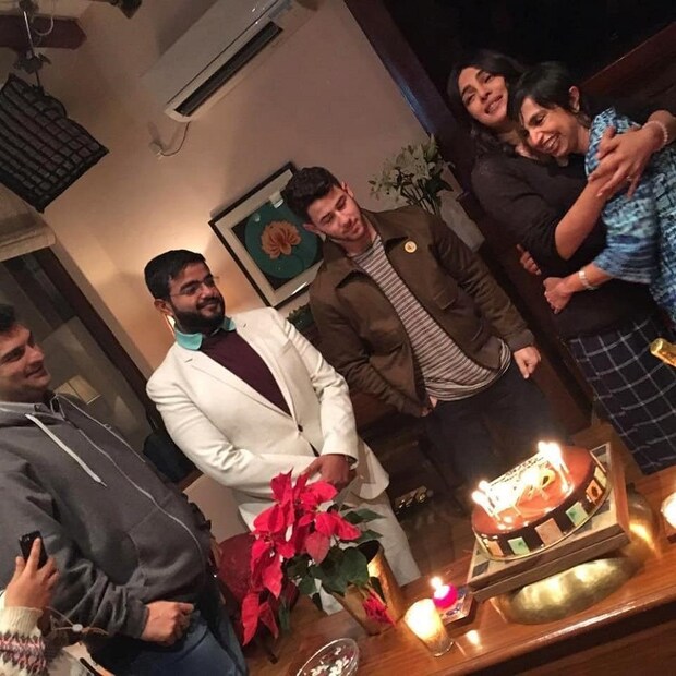 •• এরপর নিক ও প্রিয়াঙ্কাকে যোগ দিতে দেখা গিয়েছে মুম্বইয়ের একটি নৈশভোজে ৷ আসলে প্রিয়াঙ্কার কাছের মানুষরা চাইছেন এই হবু দম্পতিকে শুভেচ্ছায় ভরিয়ে দিতে ৷