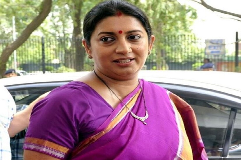 বিউটি প্যাজেন্টে অংশ নেওয়ার সময় থেকে কেন্দ্রীয় মন্ত্রী হিসেবে তাঁর সাজপোশাকে পরিবর্তন এলেও সিঁদুর থেকে মঙ্গলসূত্র সব কিছুই পরেন তিনি ৷ Photo- File 