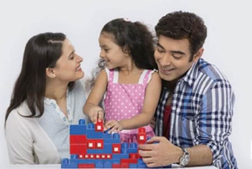 যদি আপনার কন্যা সন্তান থাকে তাহলে আপনার জন্য ভালো স্কিম হতে পারে সুকন্যা সমৃদ্ধি যোজনা ৷ যেকোনও ব্যাঙ্কে বা পোস্ট অফিসে এই যোজনা শুরু করা যেতে পারে ৷ কন্যা সন্তানের বাবা-মা কিম্বা অভিভাবক এই যোজনা শুরু করতে পারেন ৷ বাচ্চাটির ১০ বছর হওয়ার আগে শুধুমাত্র বার্থ সার্টিফিকেট দেখিয়ে এই স্কিম শুরু করা যায় ৷ Photo- Representive 