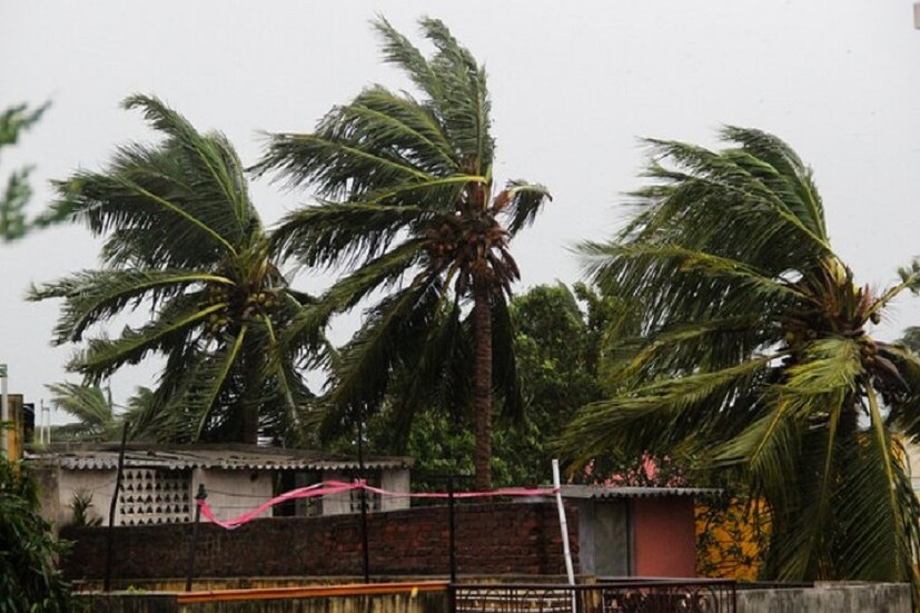 আবহাওয়া দফতর সূত্রে জানানো হয়েছে, আবহাওযার বৈপরিত্তের কারণেই ঘম ঘন নিম্নচাপ বা ঘূর্ণাবর্তের সৃষ্টি হচ্ছে ৷
