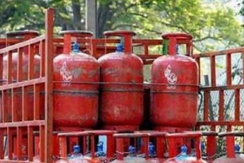একই বিবৃতিতে জানা গিয়েছে ভর্তুকিহীন বা Market Priced LPG এর দাম কমেছে সিলিন্ডার পিছু ১৩৩ টাকা ।নয়াদিল্লিতে ১৪.২কেজি সিলিন্ডারের দাম আজ থেকে ৮০৯.৫০ টাকা, যা আগে ছিল ৯৪২.৫০ টাকা প্রতি সিলিন্ডার । (ছবি: সংগৃহীত)