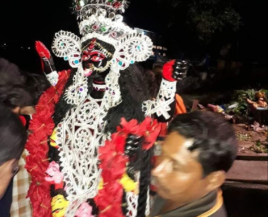 দুর্গাপুজো নয় । কালীপুজোয় সোদপুরের দীপঙ্কর গাঙ্গুলীর বাড়িই যেন হয়ে ওঠে মিলনক্ষেত্র । চারদিন অনাবিল আনন্দে মেতে ওঠেন সকলে । পাড়া-পড়শি তো রয়েছেই । দূর দূরান্তের আত্মীয়স্বজন, যাদের সঙ্গে সারা বছর হয়তো যোগাযোগ থাকে না । তারাও পুজোর এই চারটে দিন সমস্ত কাজ ফেলে ছুটে আসেন এই পুজোয় । দুর্গাপুজো নয় । কালীপুজোয় সোদপুরের দীপঙ্কর গাঙ্গুলীর বাড়িই যেন হয়ে ওঠে মিলনক্ষেত্র । চারদিন অনাবিল আনন্দে মেতে ওঠেন সকলে । পাড়া-পড়শি তো রয়েছেই । দূর দূরান্তের আত্মীয়স্বজন, যাদের সঙ্গে সারা বছর হয়তো যোগাযোগ থাকে না । তারাও পুজোর এই চারটে দিন সমস্ত কাজ ফেলে ছুটে আসেন এই পুজোয় ।