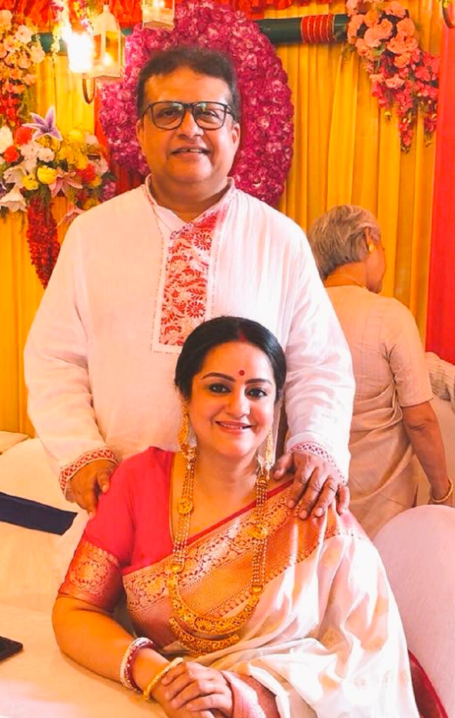 ৩. মাস খানেক আগে লাল ঢাকাই, এক গা গয়না পরে একটি ছবি পোস্ট করেছিলেন৷ ছবিতে দেখা গিয়েছিল সুদীপা সেজে গুজে বসে রয়েছেন৷ সামনে নানা খাবারের পদ। সেই সময়ই তাঁর অনুরাগীরা জানতে পারে যে সুদীপা অন্তঃসত্ত্বা৷ ছবি: ট্যুইটার ৷ ৩. মাস খানেক আগে লাল ঢাকাই, এক গা গয়না পরে একটি ছবি পোস্ট করেছিলেন৷ ছবিতে দেখা গিয়েছিল সুদীপা সেজে গুজে বসে রয়েছেন৷ সামনে নানা খাবারের পদ। সেই সময়ই তাঁর অনুরাগীরা জানতে পারে যে সুদীপা অন্তঃসত্ত্বা৷ ছবি: ট্যুইটার ৷