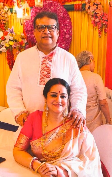 ৩. মাস খানেক আগে লাল ঢাকাই, এক গা গয়না পরে একটি ছবি পোস্ট করেছিলেন৷ ছবিতে দেখা গিয়েছিল সুদীপা সেজে গুজে বসে রয়েছেন৷ সামনে নানা খাবারের পদ। সেই সময়ই তাঁর অনুরাগীরা জানতে পারে যে সুদীপা অন্তঃসত্ত্বা৷ ছবি: ট্যুইটার ৷