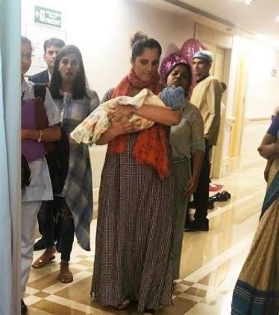 ছেলে কোলে নিয়ে সানিয়া মির্জা হাসপাতাল থেকে বেরোচ্ছেন এই সময় ইজহানের প্রথম ছবি তুলেছিলেন সাংবাদিকরা ৷ File Photo 