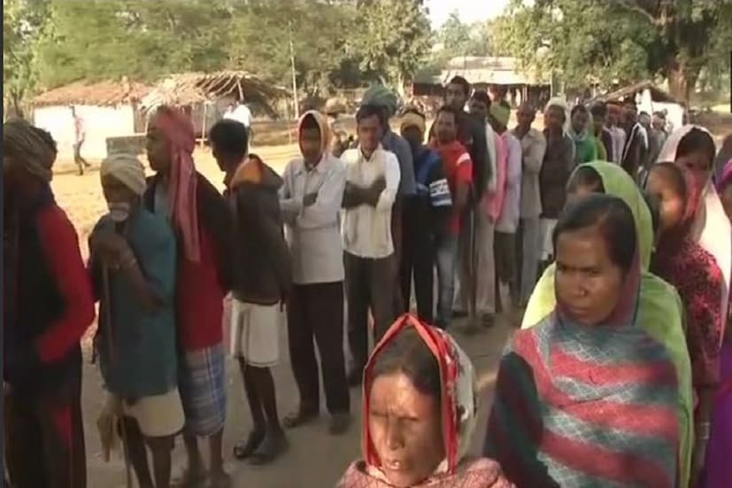 একই চিত্র দেখা গিয়েছে রাজনন্দগাও এ। কয়েকদিন আগেও গ্রামবাসীদের ভোট বয়কট করার জন্য হুমকি দিয়েছিল মাওবাদী গোষ্ঠীগুলি। তবে আজ সকালে মানপুর ব্লকের পারদোনি গ্রামেও দেখা গিয়েছে ভোটারদের লম্বা লাইন। (Photo:Collected)