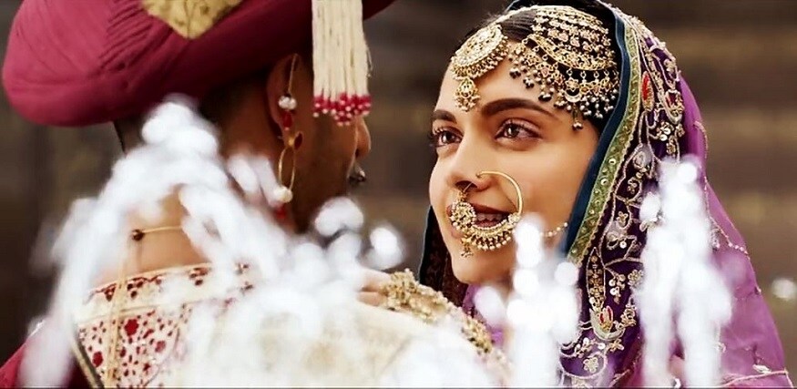 বাজীরাও -র মস্তানি একটি বোল্ড স্টেটমেন্ট দিয়েছিলেন রণবীর সিং সম্পর্কে ৷ তিনি বলেছিলেন , ‘‘আমি খুব আবেগপ্রবণ, নরম,সহজে আঘাত পাই ৷ কিন্তু রণবীরের সামনে আমি এতটা উলঙ্গ হতে পারি, কারণ জানি ও কখনই আমার দুর্বলতার সুযোগ নেবে না ৷ ’’ Photo -File বাজীরাও -র মস্তানি একটি বোল্ড স্টেটমেন্ট দিয়েছিলেন রণবীর সিং সম্পর্কে ৷ তিনি বলেছিলেন , ‘‘আমি খুব আবেগপ্রবণ, নরম,সহজে আঘাত পাই ৷ কিন্তু রণবীরের সামনে আমি এতটা উলঙ্গ হতে পারি, কারণ জানি ও কখনই আমার দুর্বলতার সুযোগ নেবে না ৷ ’’ Photo -File