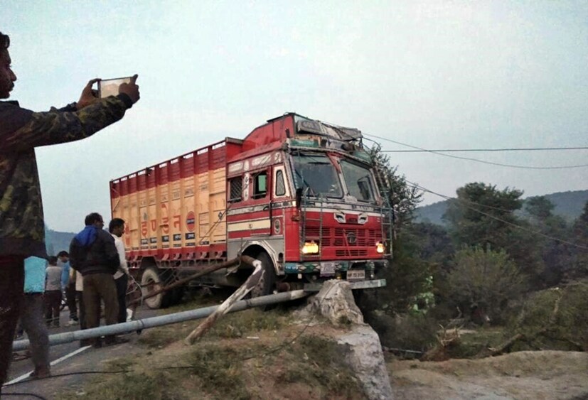 সৌভাগ্য এখানেই ট্রাক বোঝাই গ্যাসের সিলিন্ডার খালি ছিল নয়তো নিমেষের মধ্যে সব কিছুই পুড়ে ছাই হয়ে যেত ৷ ছবি সংগৃহীত ৷