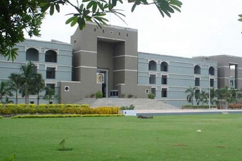 •• মাইনে : ১৪,২০০ টাকা থেকে ৪৫,০০০ টাকা (প্রতি মাসে)