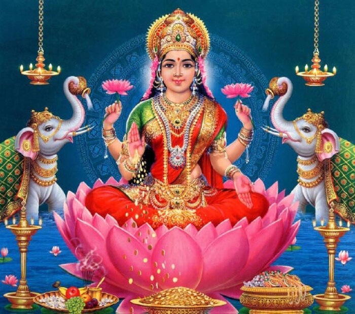 দেবী কমলা কখনও রুষ্ট হবেন না: মা লক্ষ্মী কখনও আপনার উপর রেগে যাক এমনটা নিশ্চয় চান না, তাহলে দেবীর পাশাপাশি গণেশ ঠাকুরের আরাধনা করতে ভুলবেন না যেন! কারণ বাপ্পাকে মা লক্ষ্মী খুবই ভাসবাসেন এবং তাঁকে কথা দিয়েছিলেন যে কেউ যদি গণেশের পুজো করেন, তাহলে আপনা হতেই সেই ভক্তের উপর মা লক্ষ্মীর আশীর্বাদ থাকবে। তাই দেবের অরাধনা করলে মায়ের আশীর্বাদ লাভ করতেও সময় লাগে না। আর একবার মা লক্ষ্মীর আশীর্বাদ লাভ করলে জীবনের ছবিটা বদলে যেতে যে সময় লাগে না, তা কি আর বলার অপেক্ষা রাখে বন্ধু!