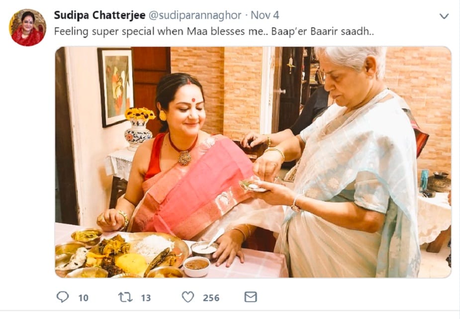 ৪. এবার তাঁর মা যত্ন করে তাঁকে সাধ খাওয়ালেন ৷ সেই ছবিই ট্যুইটারে পোস্ট করেছেন সুদীপা নিজেই ৷ বাপের বাড়ির সাধের দুটি ছবি পোস্ট করেছেন৷ একটি ছবিতে দেখা গিয়েছে, সুদীপাকে আশীর্বাদ করছেন তাঁর মা৷ ছবি: ট্যুইটার ৷ ৪. এবার তাঁর মা যত্ন করে তাঁকে সাধ খাওয়ালেন ৷ সেই ছবিই ট্যুইটারে পোস্ট করেছেন সুদীপা নিজেই ৷ বাপের বাড়ির সাধের দুটি ছবি পোস্ট করেছেন৷ একটি ছবিতে দেখা গিয়েছে, সুদীপাকে আশীর্বাদ করছেন তাঁর মা৷ ছবি: ট্যুইটার ৷