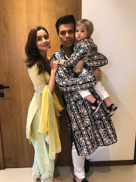 করণ আর ইয়াশ -এর সঙ্গে আলিয়া। (Photo: Instagram)