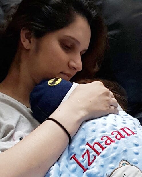 এবারের আবার একদম ইস্পেশাল একটা ছবি দিয়েছেন ৷ যাতে ইজহানের মাথায় ব্যাটম্যানের ছবি দেওয়া স্কাল ক্যাপ ৷ গায়ে হালকা নীল রঙের কাঁথা ৷ আর সুন্দর করে লেখা ইজহান ৷  আর নিজের নয়া পোস্টে ইন্টারনেট সেনসেশন হয়ে উঠছেন খুদে ইজহান ৷ একদিনও হয়নি তাতেই কয়েক লক্ষ লাইক ছাড়িয়েছে ৷ Photo - Sania Mirza/ Instagram Handle 