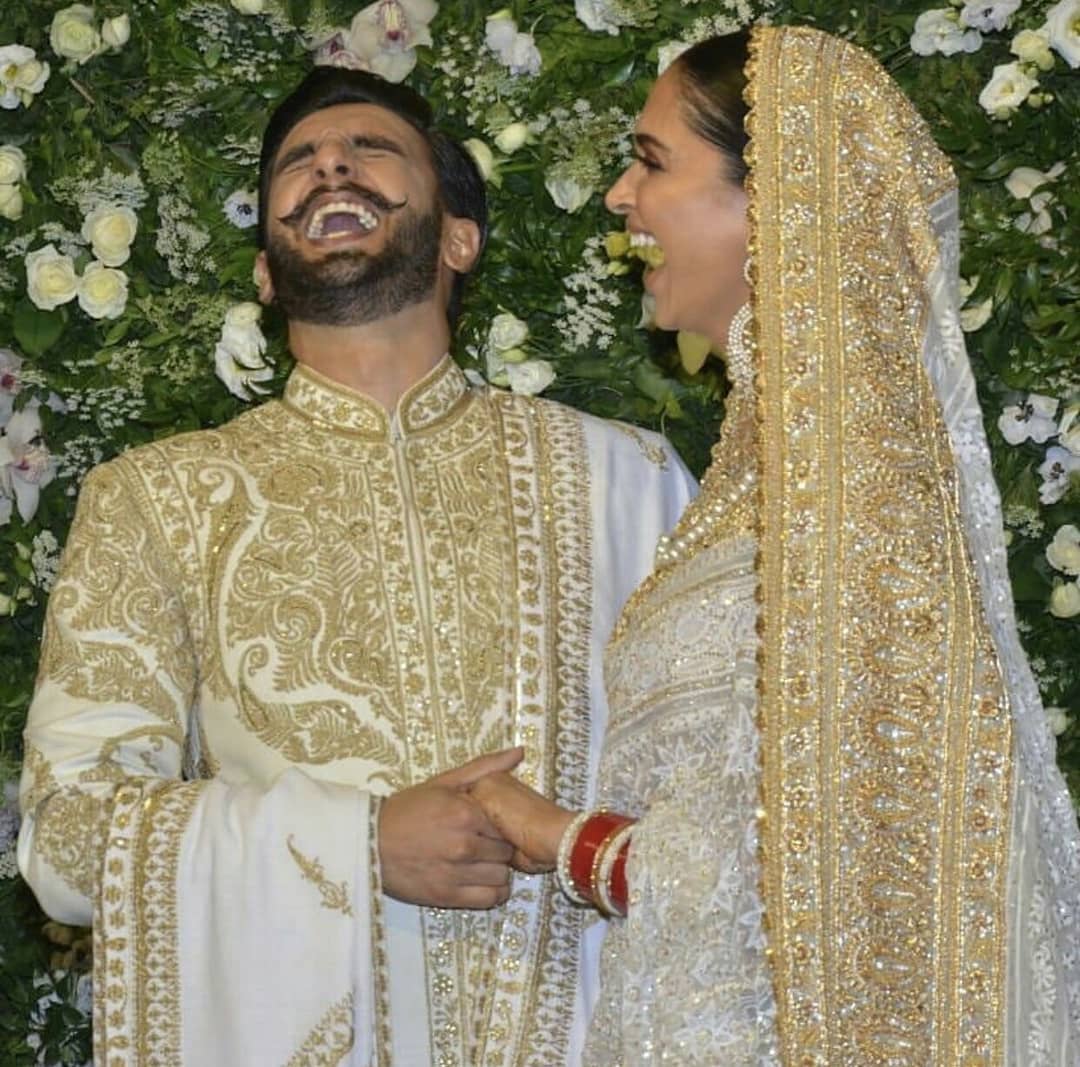• এই রিসেপশন পার্টি ছিল একেবারেই ঘরোয়া ৷ আত্মীয় পরিজন আর ঘনিষ্ঠ বন্ধুরাই নিমন্ত্রিত ছিলেন ৷ এরপর ১ ডিসেম্বর আরও একটি রিসেপশন রয়েছে মুম্বইয়ে ৷ সেখানে উপস্থিত থাকবেন বলি-সেলেবরা ৷ • এই রিসেপশন পার্টি ছিল একেবারেই ঘরোয়া ৷ আত্মীয় পরিজন আর ঘনিষ্ঠ বন্ধুরাই নিমন্ত্রিত ছিলেন ৷ এরপর ১ ডিসেম্বর আরও একটি রিসেপশন রয়েছে মুম্বইয়ে ৷ সেখানে উপস্থিত থাকবেন বলি-সেলেবরা ৷