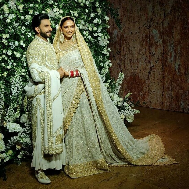 • রণবীর পরেছিলেন আইভরি রঙের বন্ধগলা আর বাহারী জুতো ৷