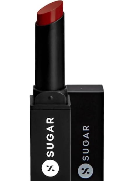 Sugar Never Say Dry Creme Lipstick- র লাল রঙের লিপস্টিক একদিকে যেমন ক্লাসি ঠিক তেমনিই এই লিপস্টিকের একটা ট্রেন্ডি লুকও রয়েছে ৷ ফলে একইসঙ্গে আভিজাত্য ও মর্ডান দুটো ফিলই আসবে এই লিপস্টিকে ৷ স্যাটিন ফিনিশের এই লিপস্টিক বেশ সস্তা মাত্র ৪৯৯ টাকা ৷ Photo Courtesy - Flipkart 