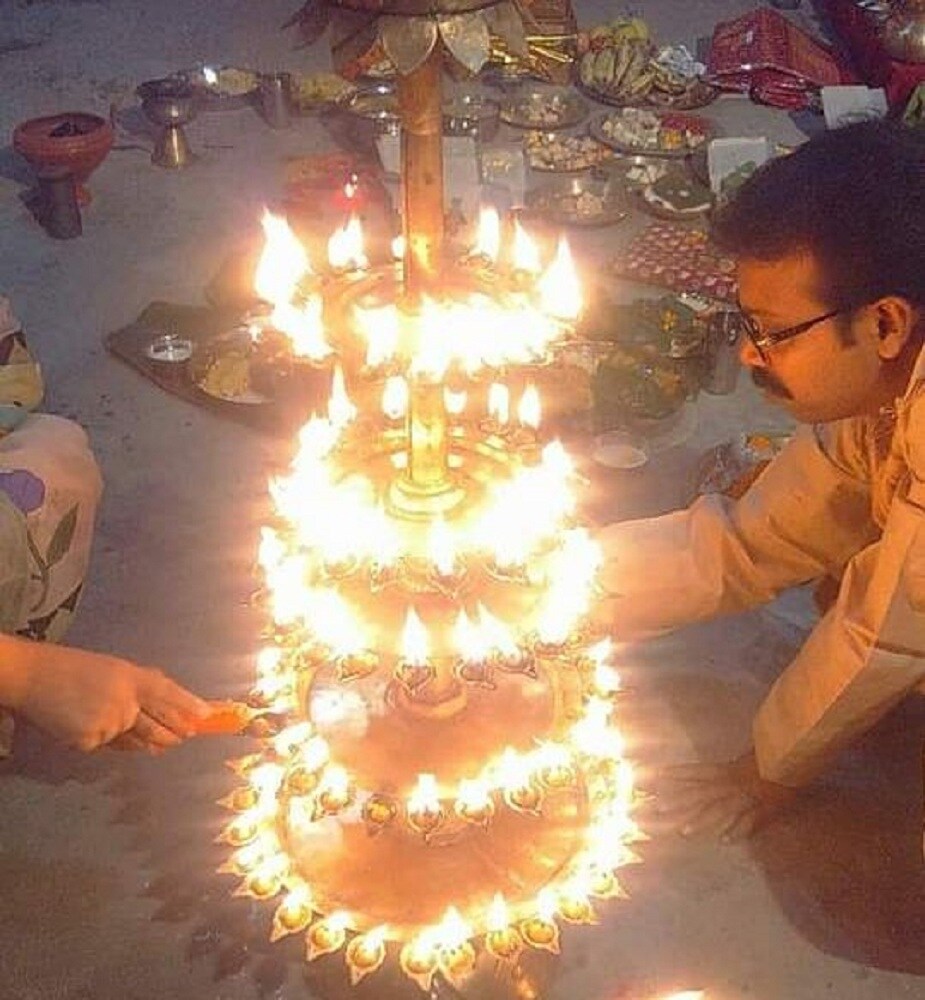 এরপর হঠাৎ-ই একদিন গাঙ্গুলি বাড়ির আড্ডায় ওঠে কালীপুজোর কথা । সকলেই একমত হন । অবশেষে ১৯৯৬ সালে ফের শুরু হয় পুজো । শ্রীমতী মণিকা গাঙ্গুলী(বর্তমান প্রজন্মের বধূমাতা)-র তত্ত্বাবধানেই শুরু হয় পুজো । মণিকা গাঙ্গুলী এবং পান্নালাল গাঙ্গুলীর উদ্যোগে শুরু হয় পুজো । এরপর হঠাৎ-ই একদিন গাঙ্গুলি বাড়ির আড্ডায় ওঠে কালীপুজোর কথা । সকলেই একমত হন । অবশেষে ১৯৯৬ সালে ফের শুরু হয় পুজো । শ্রীমতী মণিকা গাঙ্গুলী(বর্তমান প্রজন্মের বধূমাতা)-র তত্ত্বাবধানেই শুরু হয় পুজো । মণিকা গাঙ্গুলী এবং পান্নালাল গাঙ্গুলীর উদ্যোগে শুরু হয় পুজো ।
