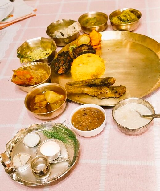 ৫. এবং অন্যটিতে খাবারেগুলির ক্লোজ আপ৷ খাদ্যরসিক বাঙালি হলে যা হয় ৷ খাবারের প্রতিটি মেনু সকলকে না দেখাতে পারলে মনটা আনচান করে৷ মাংস, চিংড়ি মাছের মালাইকারি, মাছভাজা, পাঁচ রকমের ভাজা সবজি, দই, পায়েস আরও কত কী৷ সবই ছিল সুদীপার পাতে ৷ ছবি: ট্যুইটার ৷