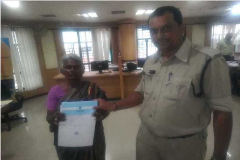  ৫.পুলিশ জানিয়েছে ওই বৃদ্ধার নাম পেমা ৷ তিনি অন্ধ্রপ্রদেশের বাসিন্দা ৷ গোটা ঘটনা জেরে খোঁজখবর নিয়ে পুলিশ ওই বৃদ্ধার সম্পততি যাতে কোনওভাবে নষ্ট না হয়, সেই কারণে একটি সরকারি ব্যাঙ্কে অ্যাকাউন্ট খুলে দিয়েছে ৷ 