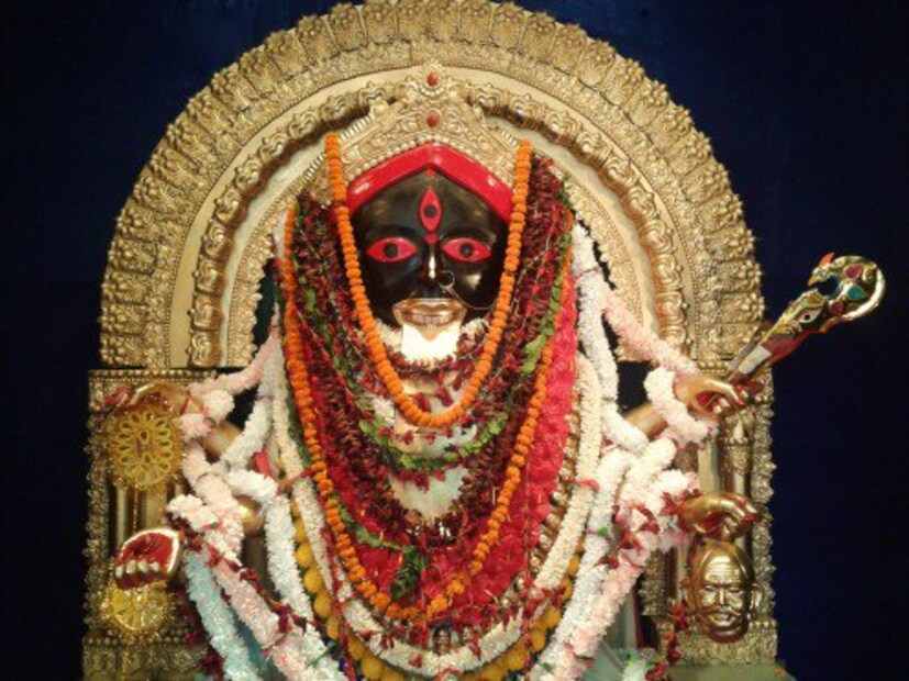 শক্তিরূপিনী দেবীর পুজোয় শক্তি সঞ্চয়ই মূল উপজীব্য বিষয় ৷ জীবনে চলার পথে বিভিন্ন প্রতিবন্ধকতাকে দূরে সরিয়ে চলার শক্তি পাওয়া যায় মায়ের কাছেই ৷ প্রতীকী ছবি ৷