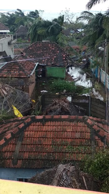 চেন্নাই আবহাওয়া দফতর সূত্রের খবর গাজা বর্তমানে দিন্দিগুল জেলার উপর দিয়ে যাচ্ছে । হাওয়ার গতি প্রায় ৬০-৭০ কিলোমিটার প্রতি ঘন্টা । এই মুহূর্তে পশ্চিম দিকে যাত্রা করছে গাজা । 