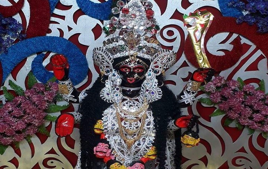এরপর স্বাধীন হল দেশ । এপার বাংলা আর ওপার বাংলা । দেশভাগের জেরে ছেদ পড়ে পুজোয় । আপামর বাঙালি যে বিপর্যয়ের সম্মুখীন হয়েছিল । গাঙ্গুলী বাড়ির সদস্যরাও সেই আঁচে পুড়ে ছারখার হয়ে যায় । ফরিদপুরের পর গাঙ্গুলি বাড়ির ঠিকানা হয় সোজা কলকাতার একটি ছোট্ট ভাড়াবাড়ি । যেখানে পুজো হওয়া তো দূরস্ত । দিন গুজরান করাটাই দায় হয়ে পড়ে । এরপর স্বাধীন হল দেশ । এপার বাংলা আর ওপার বাংলা । দেশভাগের জেরে ছেদ পড়ে পুজোয় । আপামর বাঙালি যে বিপর্যয়ের সম্মুখীন হয়েছিল । গাঙ্গুলী বাড়ির সদস্যরাও সেই আঁচে পুড়ে ছারখার হয়ে যায় । ফরিদপুরের পর গাঙ্গুলি বাড়ির ঠিকানা হয় সোজা কলকাতার একটি ছোট্ট ভাড়াবাড়ি । যেখানে পুজো হওয়া তো দূরস্ত । দিন গুজরান করাটাই দায় হয়ে পড়ে ।