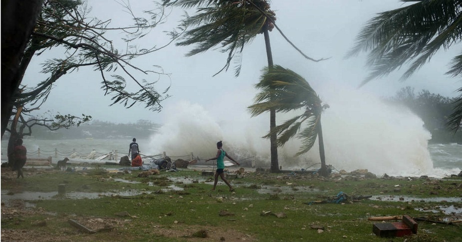 • প্রায় ৪৮ ঘণ্টা এই এলাকাতেই ঘোরাফেরা করবে ‘গাজা’। ১৫ নভেম্বরের পর পশ্চিম ও দক্ষিণ-পশ্চিমে তা ঘুরে গেলে ধীরে ধীরে এর শক্তি কমবে। • প্রায় ৪৮ ঘণ্টা এই এলাকাতেই ঘোরাফেরা করবে ‘গাজা’। ১৫ নভেম্বরের পর পশ্চিম ও দক্ষিণ-পশ্চিমে তা ঘুরে গেলে ধীরে ধীরে এর শক্তি কমবে।