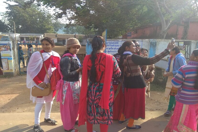 মাওবাদী উপদ্রুত এলাকায় মোতায়েন হয়েছে এক লক্ষ সেনা কর্মী। ৩০ নং জাতীয় সড়কে টহলদারীর জন্য মোতায়েন আধা-সামরিক বাহিনী। মাও-আতঙ্কের মাঝেই চলছে প্রথম দফার ভোটগ্রহণ। (Photo: Network18)