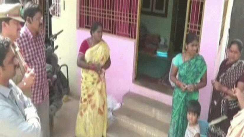 টাইমস অফ ইন্ডিয়ার এক খবরের থেকে জানা গিয়েছে এক বিশেষ রাজনীতি করতেই সকাল ৭টা থেকে রাত ৭টা পর্যন্ত নাইটি পরতে পারবেন না ৷ প্রতীকী ছবি ৷