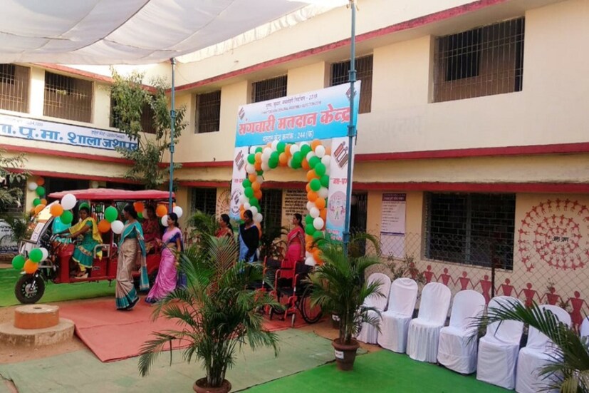 জশপুরে আলাদাভাবে মহিলাদের ভোট দেওয়ার ব্যবস্থা করা হয়েছে । 