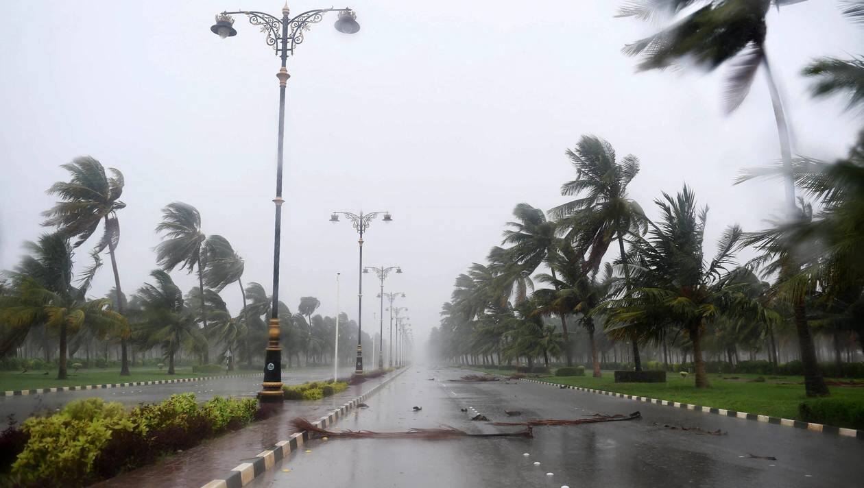 নাগাপাট্টিনাম ও ভেদারানারায়ানের বিস্তীর্ণ উপকূলে আছড়ে পড়েছে ৷ প্রবল বৃষ্টিপাতের ফলে স্তব্ধ হয়েছে জনজীবন ৷ প্রতীকী ছবি ৷ নাগাপাট্টিনাম ও ভেদারানারায়ানের বিস্তীর্ণ উপকূলে আছড়ে পড়েছে ৷ প্রবল বৃষ্টিপাতের ফলে স্তব্ধ হয়েছে জনজীবন ৷ প্রতীকী ছবি ৷