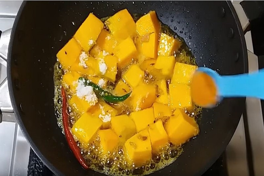  কুমড়োটা যখন ভাজাভাজা হতে থাকবে তখন তাতে এক চামচ নুন,এক চামচ হলুদ গুঁড়ো দিয়ে ভালো করে মিশিয়ে নিতে হবে ৷ Photo -Youtube
