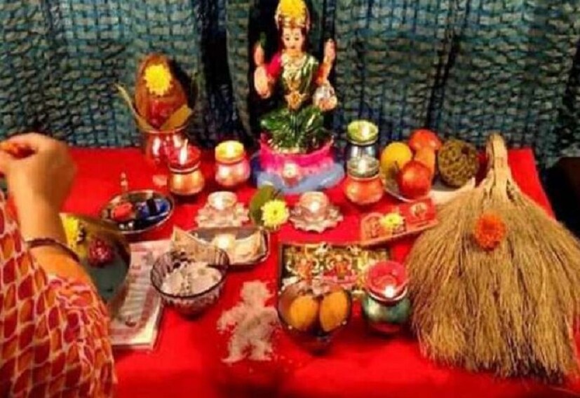 কোনও ঠাকুরের মূর্তি কোনও কারণে ভেঙে গেলে সেটা পুজোর ঘরে রেখে দেবেন না ৷ যেরকম ভাবে পুজো হয়ে গেলে প্রতিমার ভাসান হয়, ঠিক তেমনিই ভাঙা মূর্তি গঙ্গায় বা কোনও জলাশয়ে বিসর্জন দিয়ে দিলেই সংসারের মঙ্গল ৷ Photo- Representive 