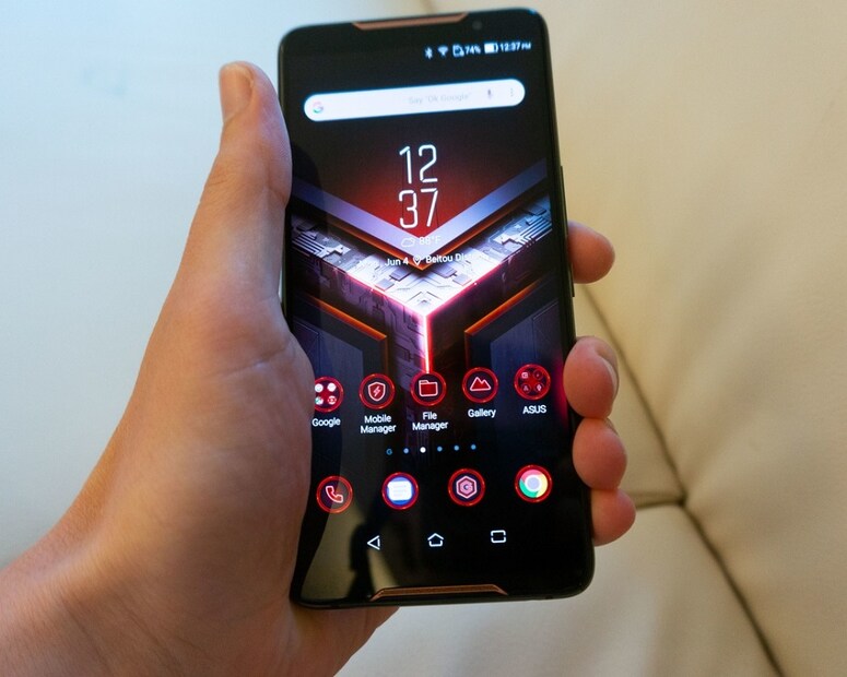 Asus ROG Phone এ রয়েছে 6 ইঞ্চি AMOLED ডিসপ্লে। (Photo collected)