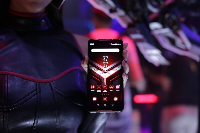 Asus ROG Phone এ রয়েছে  8GB RAM আর 512GB স্টোরেজ। ফোনের ভিতরে Android 8.1 Oreo অপারেটিং সিস্টেম চলবে। (Photo collected)