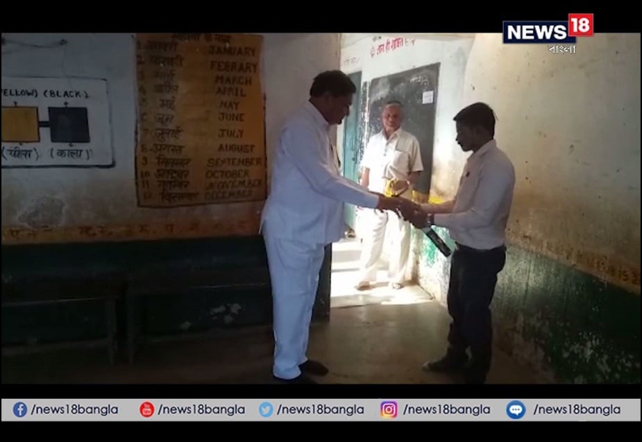 ইভিএমে ভোট দেওয়ার আগে বুথ কেন্দ্রে পুজো করছেন এক মন্ত্রী ৷ সেই দৃশ্যই আপাতত ভাইরাল সোশ্যাল মিডিয়াতে ৷ আর যার জেরে আপাতত সোশ্যাল মিডিয়ায় শীর্ষে রয়েছেন মন্ত্রী দয়ালদাস বাঘলে ৷ ইভিএমে ভোট দেওয়ার আগে বুথ কেন্দ্রে পুজো করছেন এক মন্ত্রী ৷ সেই দৃশ্যই আপাতত ভাইরাল সোশ্যাল মিডিয়াতে ৷ আর যার জেরে আপাতত সোশ্যাল মিডিয়ায় শীর্ষে রয়েছেন মন্ত্রী দয়ালদাস বাঘলে ৷