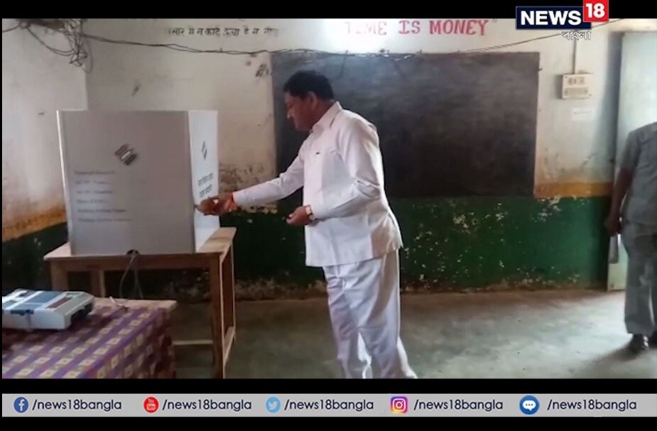 বেমতরা বিধানসভা কেন্দ্র থেকে ভোট দিয়েছেন দয়ালদাস ৷ হাতে নারকেল এবং ধূপকাঠি নিয়ে কেন্দ্রে ঢুকলেন তিনি ৷ বুথে হাজির সকলেই তখন হতবাক ৷ এরপর আসতে সহকর্মীদের নিয়ে এগিয়ে এলেন তিনি ৷ বেমতরা বিধানসভা কেন্দ্র থেকে ভোট দিয়েছেন দয়ালদাস ৷ হাতে নারকেল এবং ধূপকাঠি নিয়ে কেন্দ্রে ঢুকলেন তিনি ৷ বুথে হাজির সকলেই তখন হতবাক ৷ এরপর আসতে সহকর্মীদের নিয়ে এগিয়ে এলেন তিনি ৷