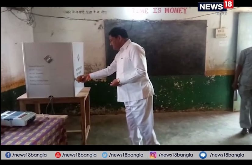 বেমতরা বিধানসভা কেন্দ্র থেকে ভোট দিয়েছেন দয়ালদাস ৷ হাতে নারকেল এবং ধূপকাঠি নিয়ে কেন্দ্রে ঢুকলেন তিনি ৷ বুথে হাজির সকলেই তখন হতবাক ৷ এরপর আসতে সহকর্মীদের নিয়ে এগিয়ে এলেন তিনি ৷ 