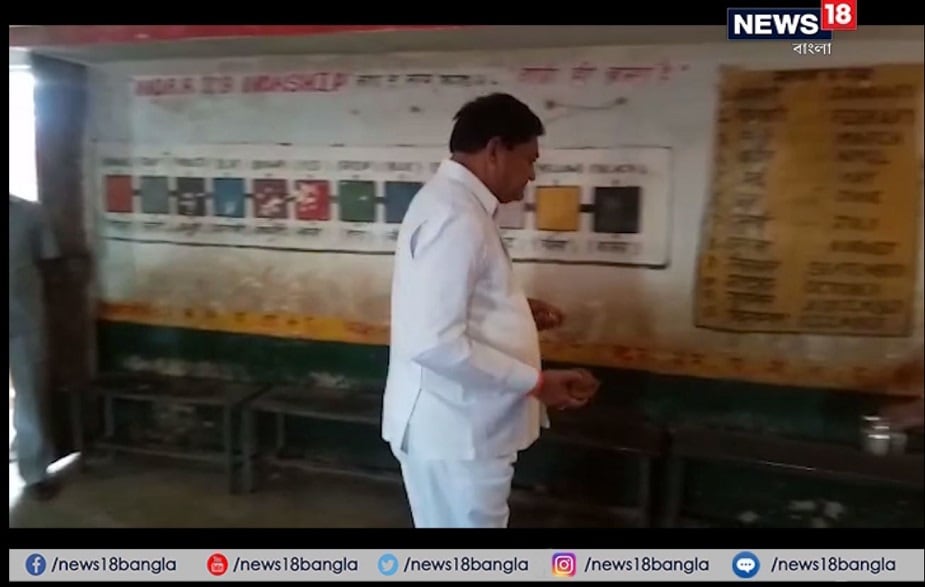 বুথকেন্দ্রের দরজায় নারকেল ফাটালেন ৷ শুধু তাই নয় ৷ গোটা বুথকেন্দ্রেই ধুপকাঠি দেখালেন তিনি ৷ ‘বুথ-পুজো’ সম্পন্ন হওয়ার পরই ভোট দিলেন দয়ালদাস ৷ বুথকেন্দ্রের দরজায় নারকেল ফাটালেন ৷ শুধু তাই নয় ৷ গোটা বুথকেন্দ্রেই ধুপকাঠি দেখালেন তিনি ৷ ‘বুথ-পুজো’ সম্পন্ন হওয়ার পরই ভোট দিলেন দয়ালদাস ৷